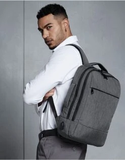 Quadra Q-Tech Charge Convertible Backpack -XAMAX be2112d6cd1978984b224856c410976a89e6e829569fd5bacdf6779d2ea11c92